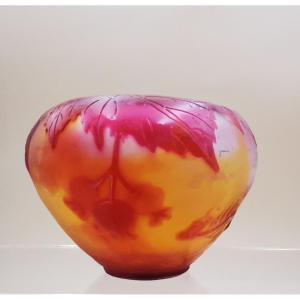 GALLE Vase boule aubépine - verre multicouche dégagé à l'acide - Art nouveau