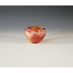 GALLE Vase boule aubépine dégagé à l'acide - Art nouveau