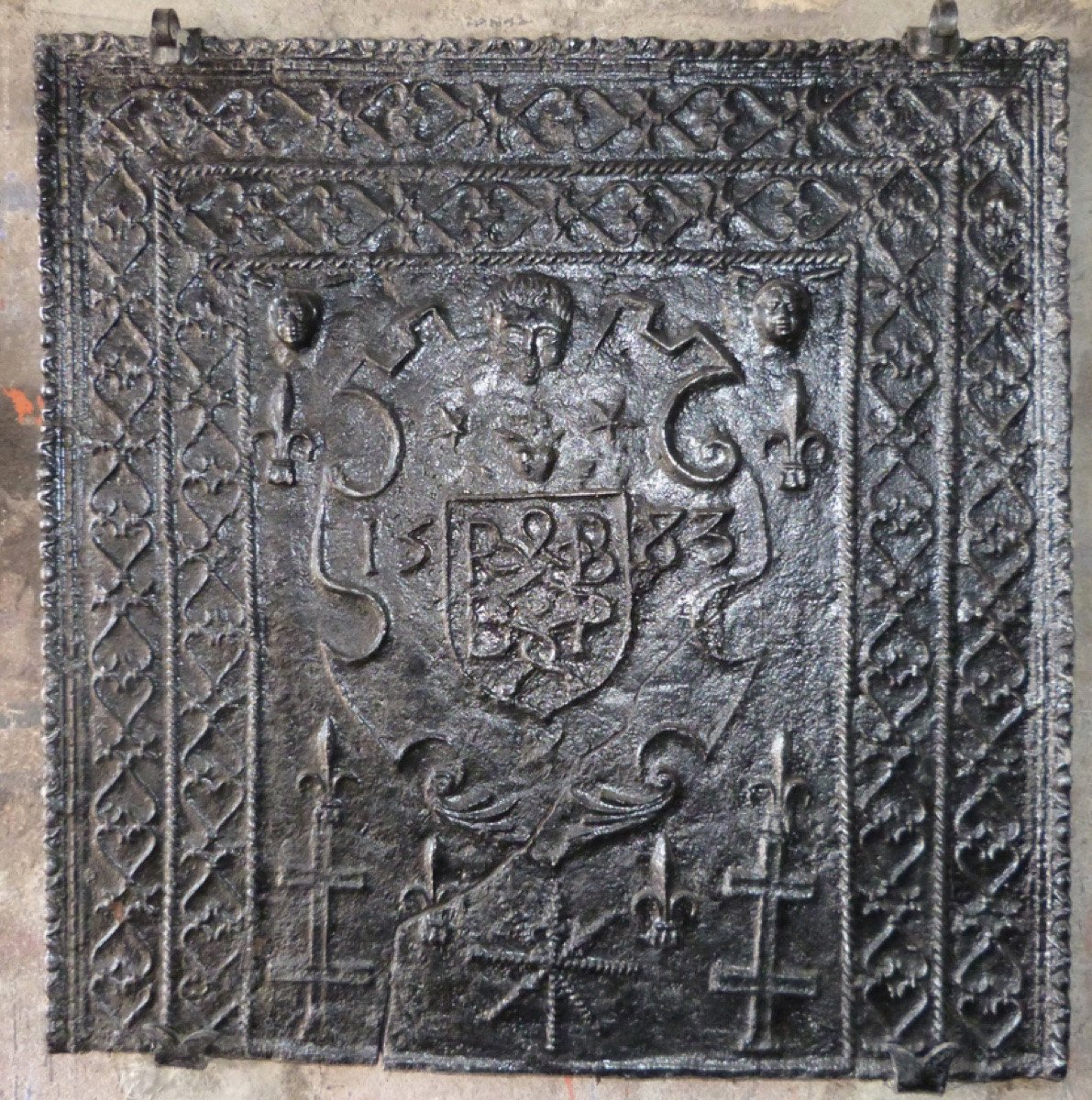 Large Fireback Dated 1583 With The Arms Of Mauclerc And Deu (119x96 Cm)-photo-7