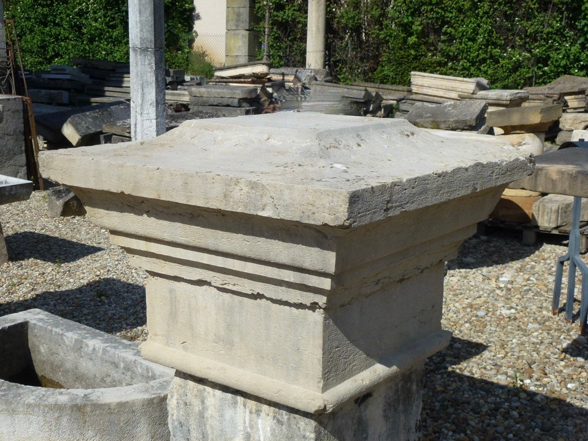 Paire de chapeaux ou couronnements de piliers de portail en pierre dure XIX ème S.-photo-2