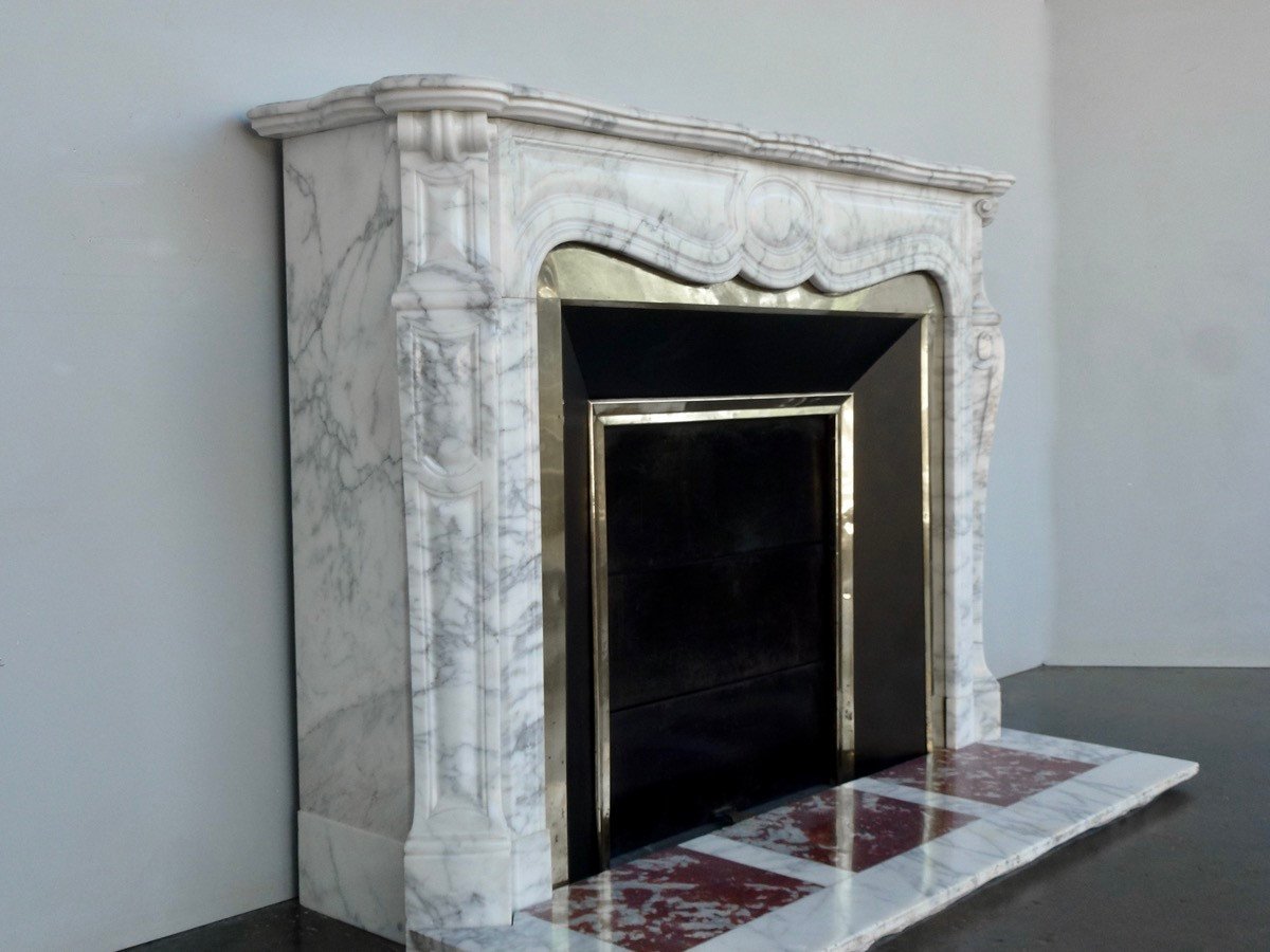 Cheminée en marbre Calacatta dite "Pompadour à pieds Louis XV"-photo-3