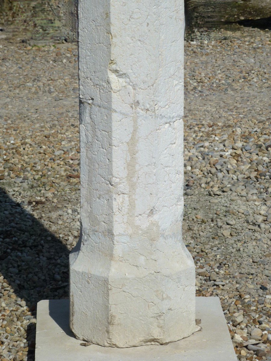Colonne en pierre dure blanche provenant de l'église Notre-Dame-de-Liesse d'Annecy-photo-1