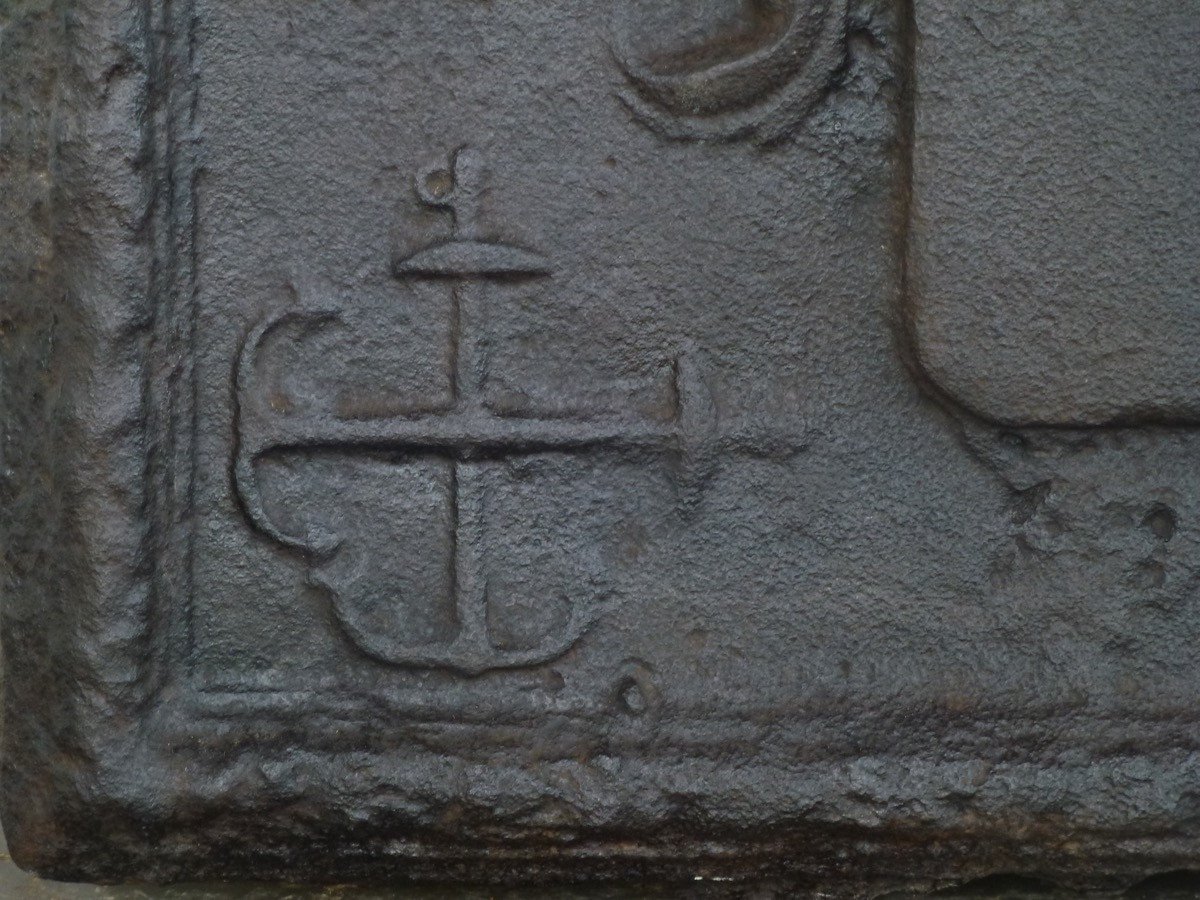 Plaque de cheminée XVIIème S. aux armes de Pierre ARNOUL de ROCHEGUDE (78x82 cm)-photo-1