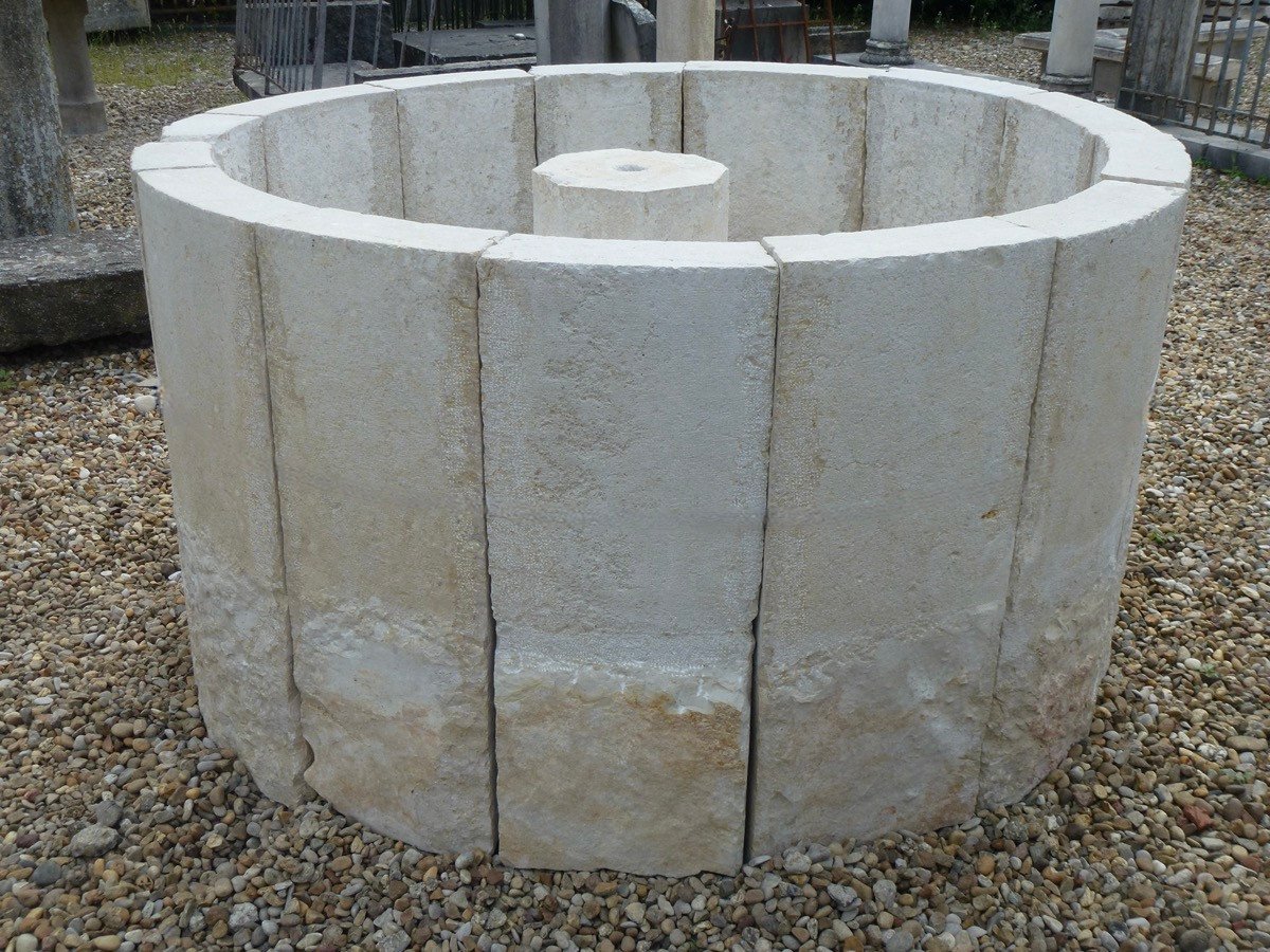 Fontaine en pierre calcaire blanche dure provenant des Alpes de Haute Provence-photo-2