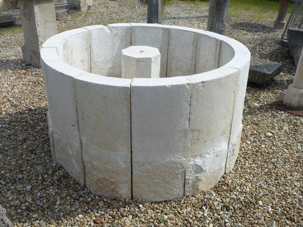 Fontaine en pierre calcaire blanche dure provenant des Alpes de Haute Provence-photo-3