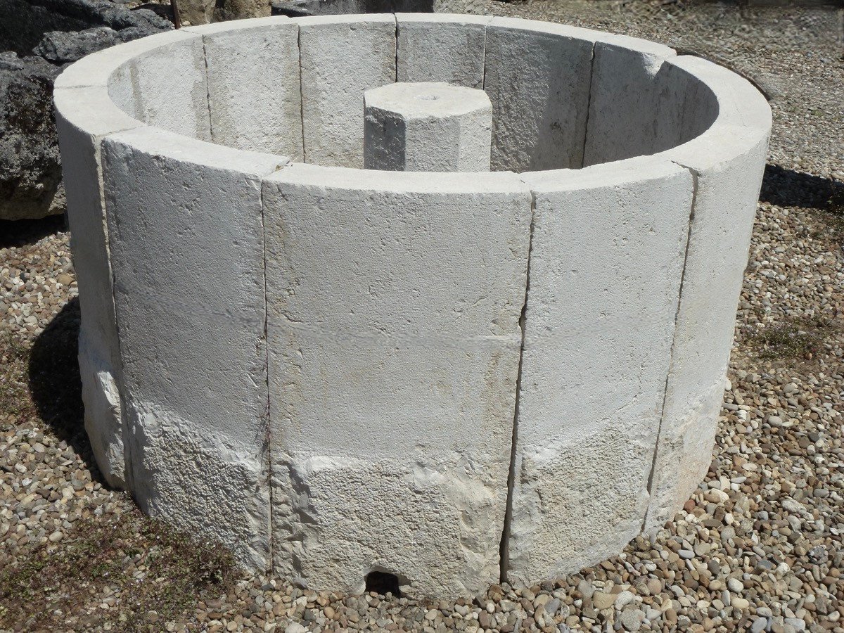 Fontaine en pierre calcaire blanche dure provenant des Alpes de Haute Provence-photo-4