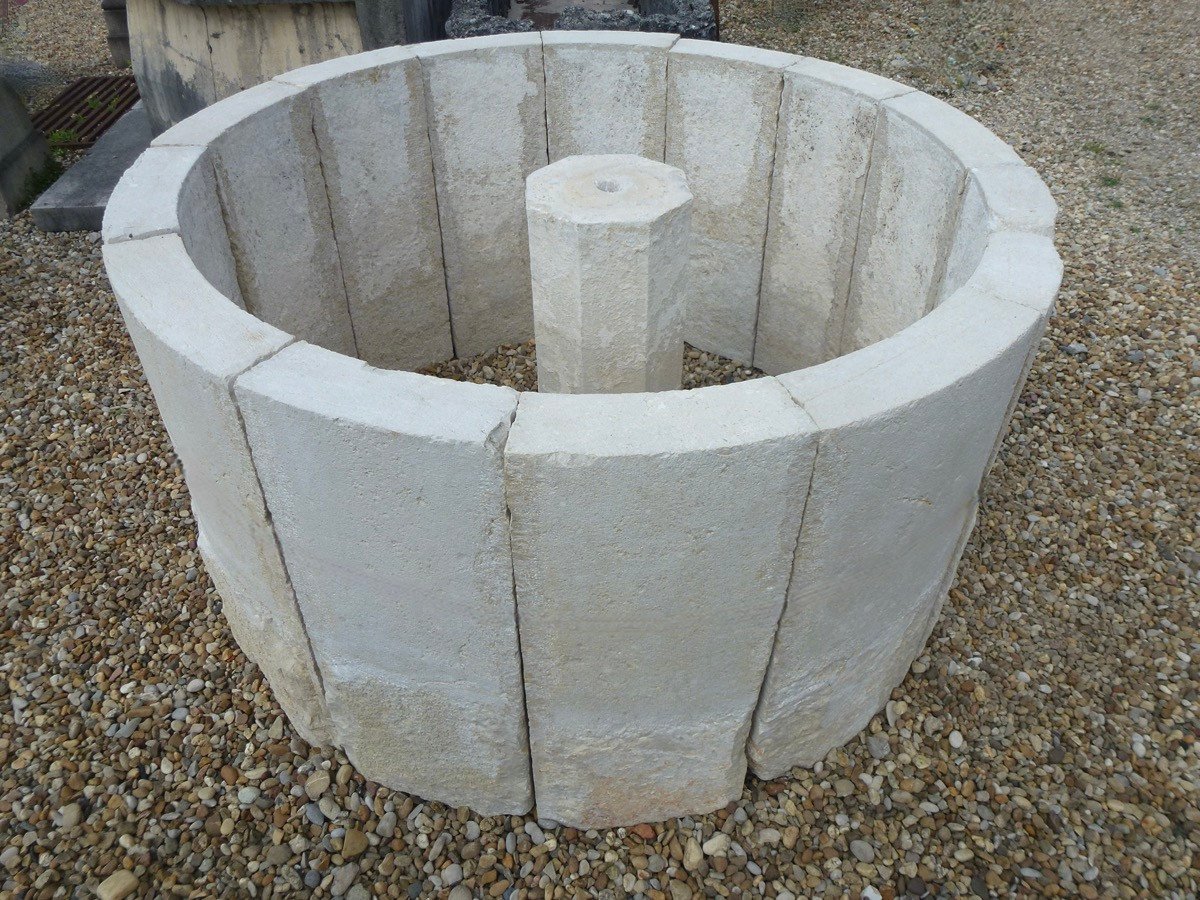Fontaine en pierre calcaire blanche dure provenant des Alpes de Haute Provence