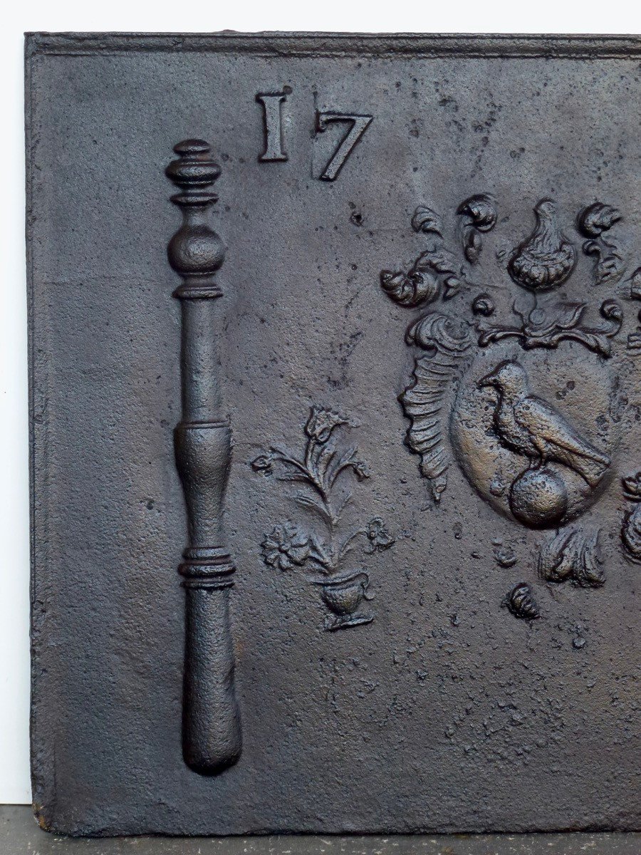 Plaque de cheminée aux armes de Jean Claude Bousson datée 1774 (80x64 cm)-photo-3