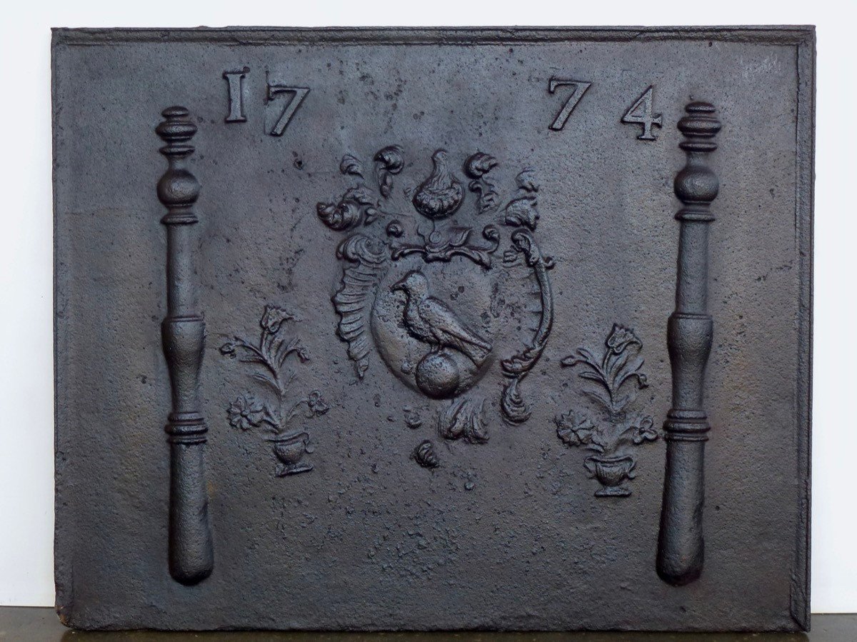 Plaque de cheminée aux armes de Jean Claude Bousson datée 1774 (80x64 cm)