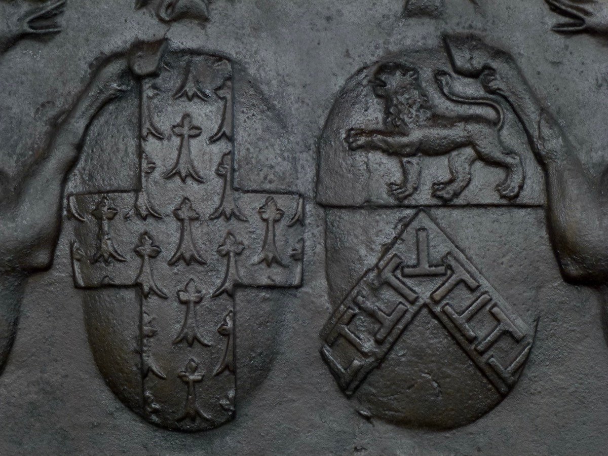 Plaque de cheminée aux armes d’alliance La Palud et le Hardy du Fay de la Trousse 114x102-photo-2