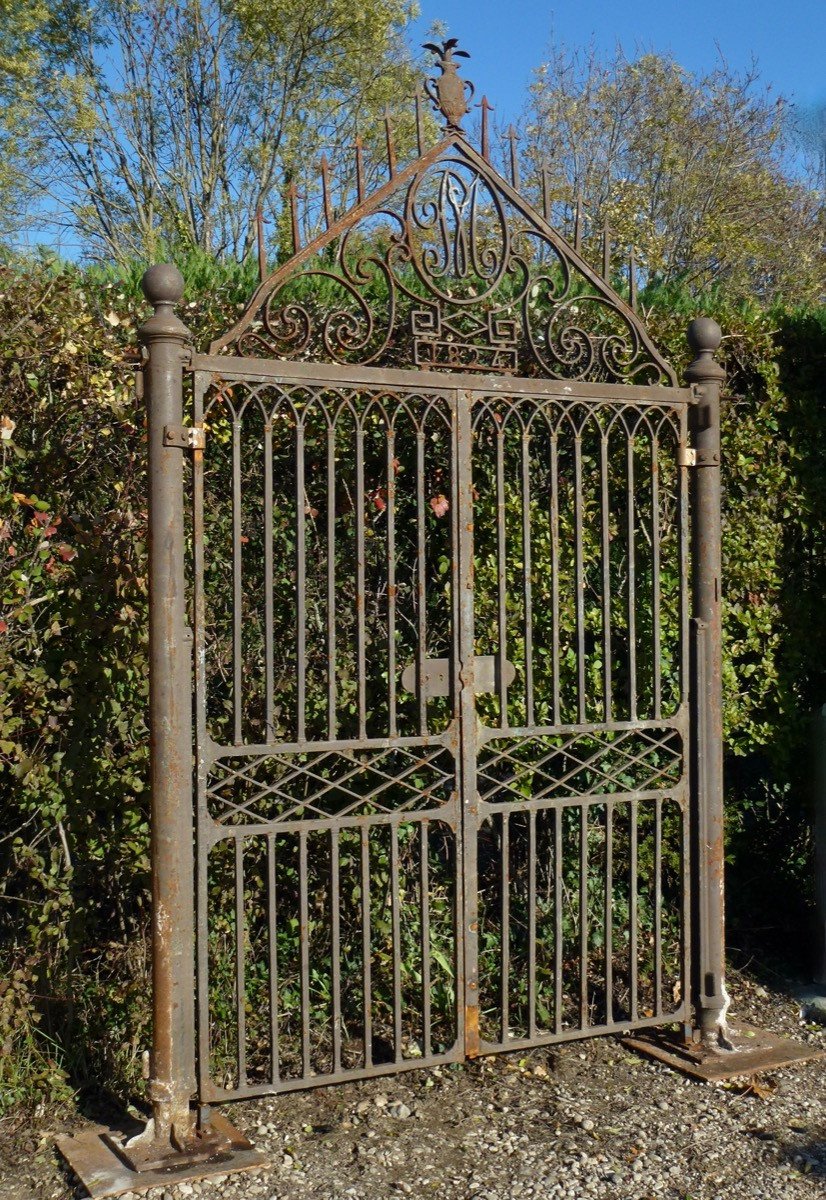 Wrought Iron Gate Dated 1824 Supported By Two Cast Iron Columns-photo-2