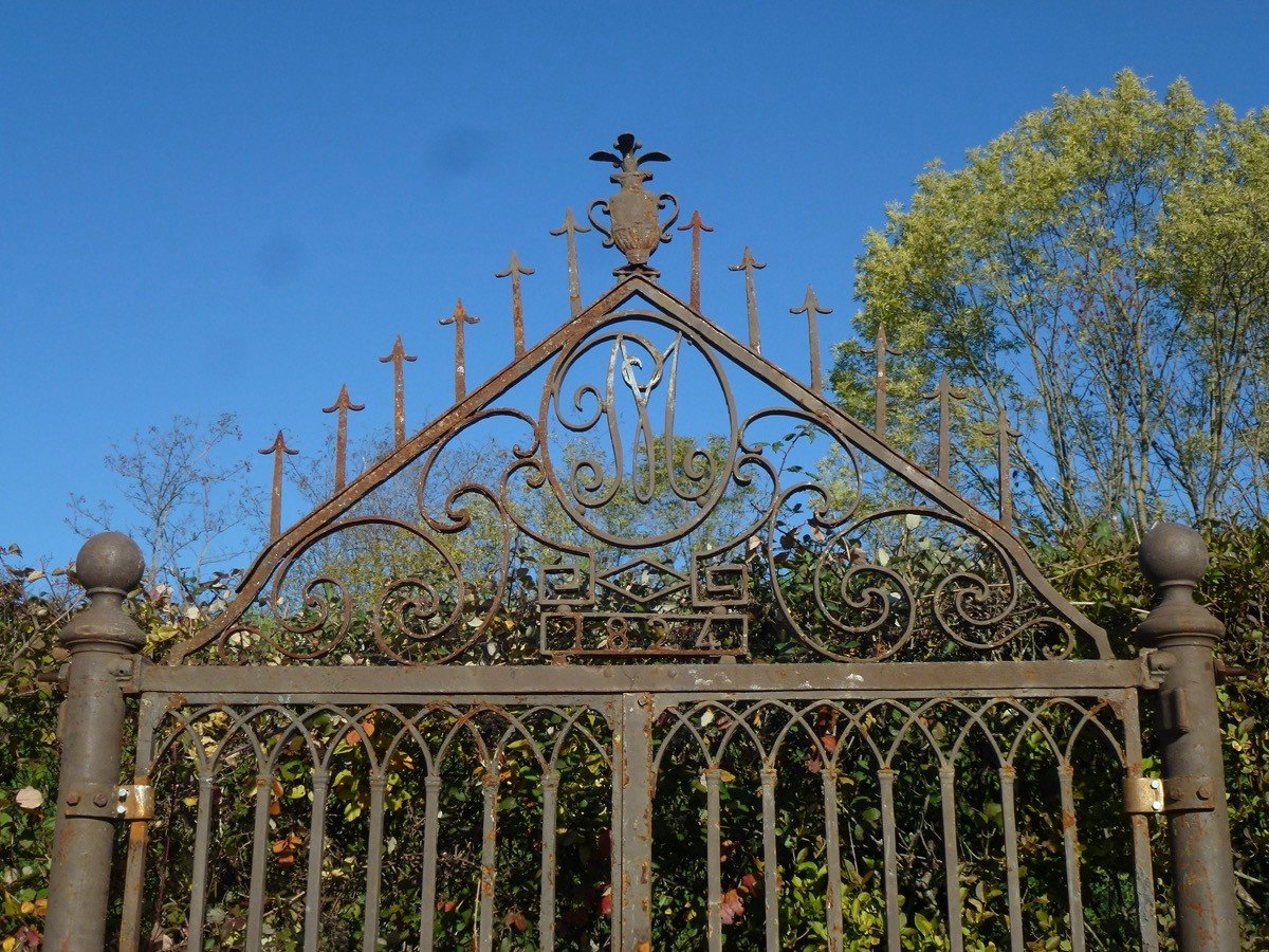 Wrought Iron Gate Dated 1824 Supported By Two Cast Iron Columns-photo-4