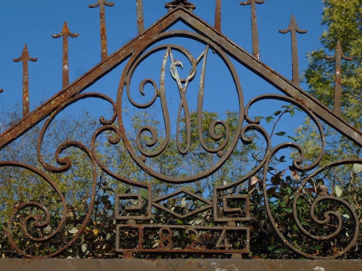 Wrought Iron Gate Dated 1824 Supported By Two Cast Iron Columns-photo-1