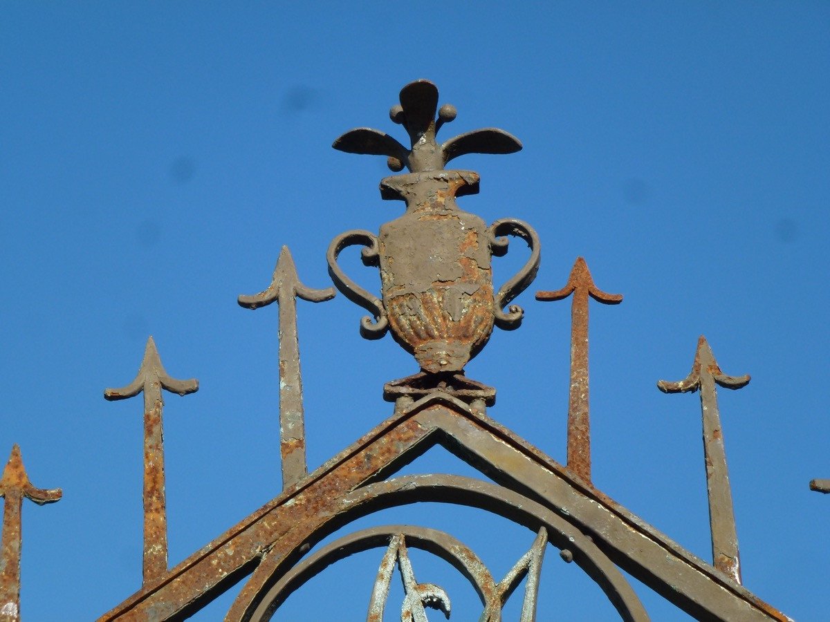 Wrought Iron Gate Dated 1824 Supported By Two Cast Iron Columns-photo-2