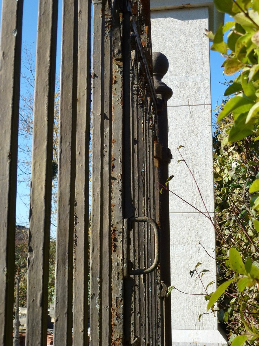 Wrought Iron Gate Dated 1824 Supported By Two Cast Iron Columns-photo-8