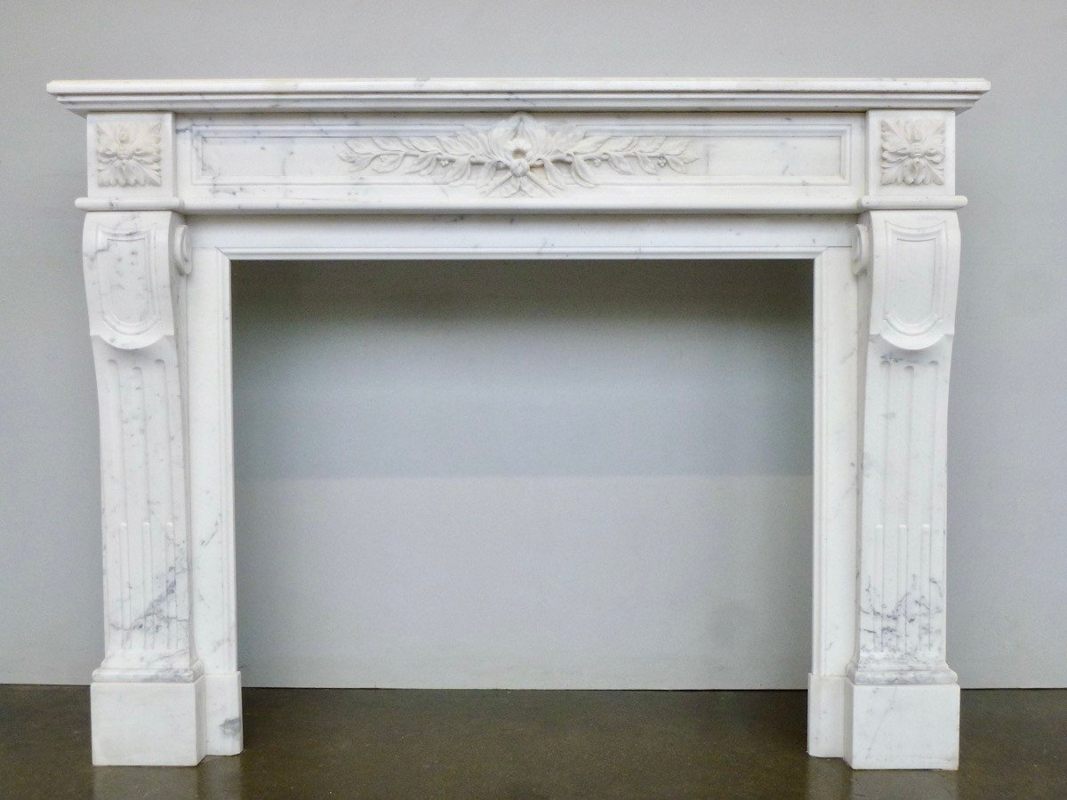 Cheminée en marbre blanc de Carrare de style Louis XVI