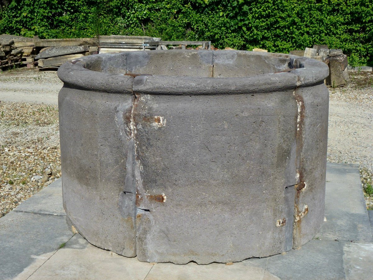 Important puits en pierre de Volvic d'époque Louis XVI-photo-4