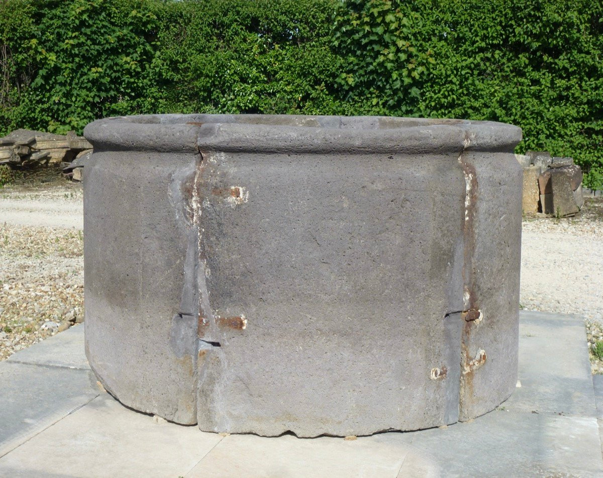 Important puits en pierre de Volvic d'époque Louis XVI-photo-1