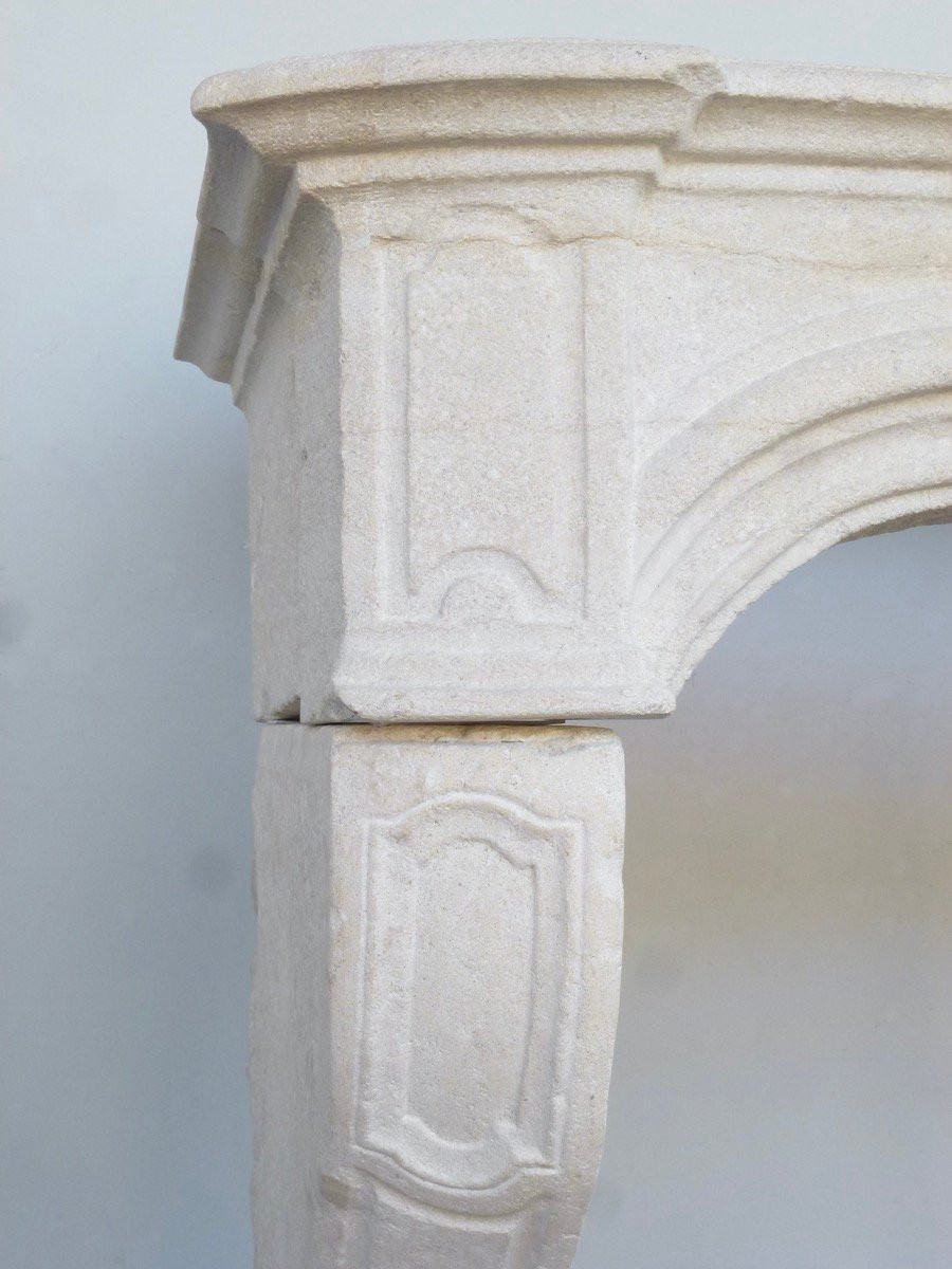 Cheminée en pierre de Lucenay (Rhône), d'époque Louis XIV-photo-1