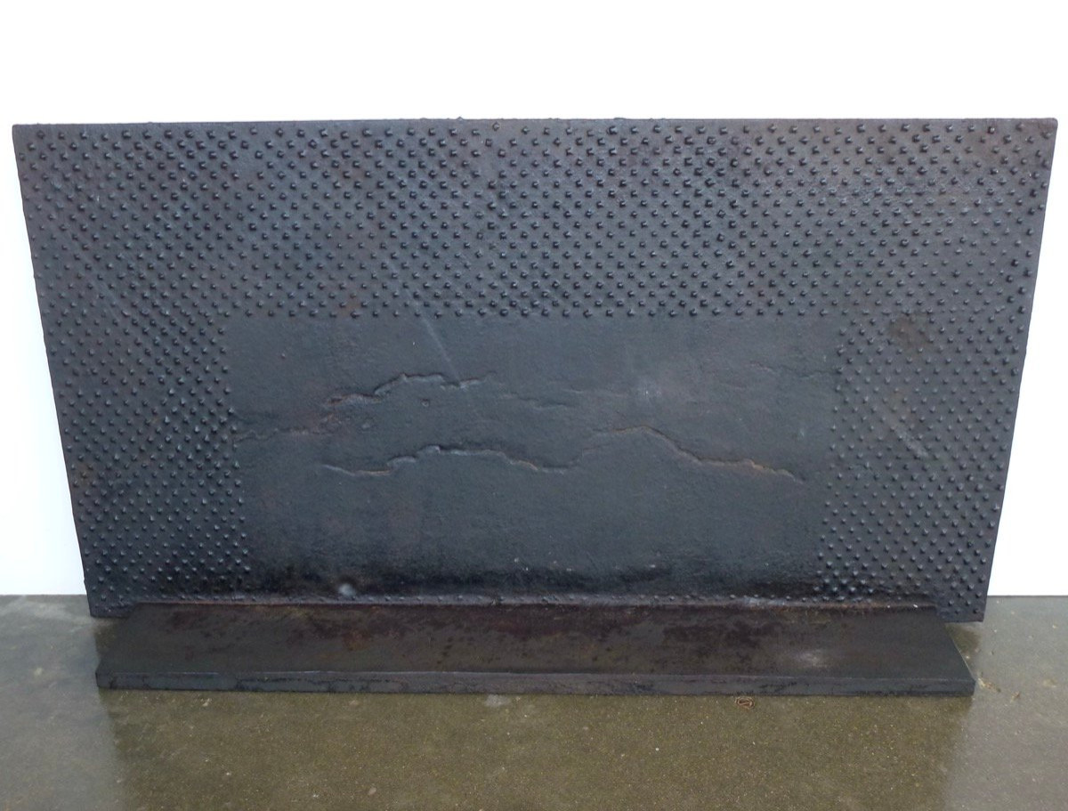 Plaque de cheminée à décor de têtes de clous forgées-photo-2