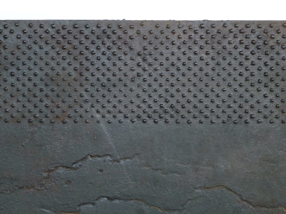 Plaque de cheminée à décor de têtes de clous forgées-photo-3