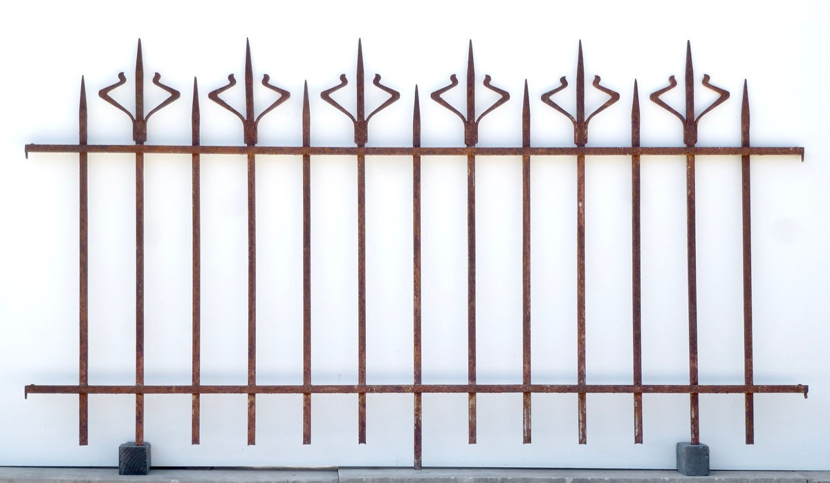 Grille de clôture en fer forgé Art Nouveau - XXe S. - Lg 23 m H 1 m