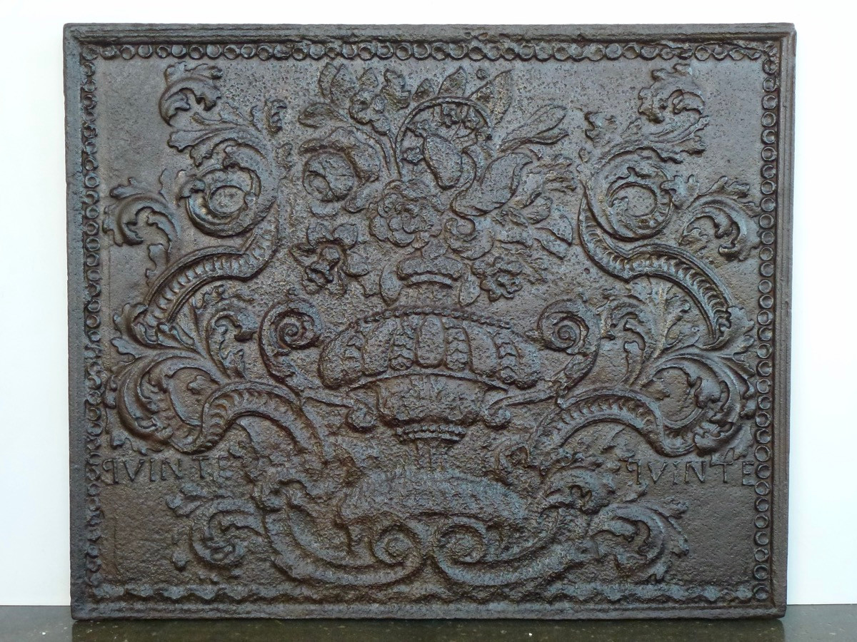 Fireback With A Vase With Handles Standing On A Pedestal 18th Century (92x76 Cm)