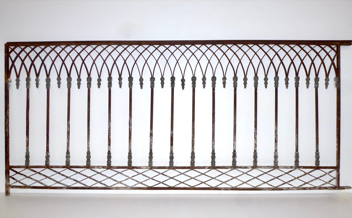 Garde-corps en fer forgé de style gothique - Lg = 620 cm H = 94 cm - XIXe S.