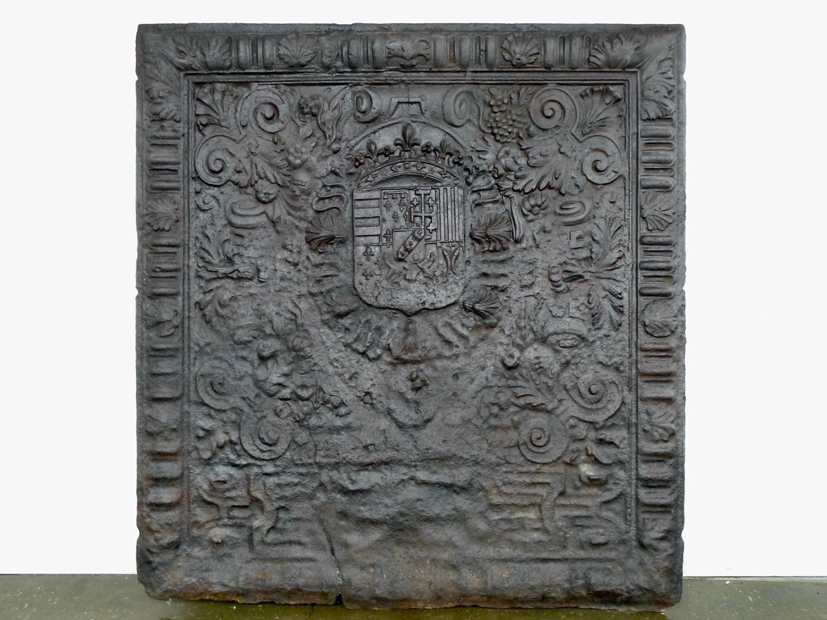 Museum Fireback Bearing The Coat Of Arms Of Charles III Of Lorraine, Dated 1570 ( 106 X112 Cm)