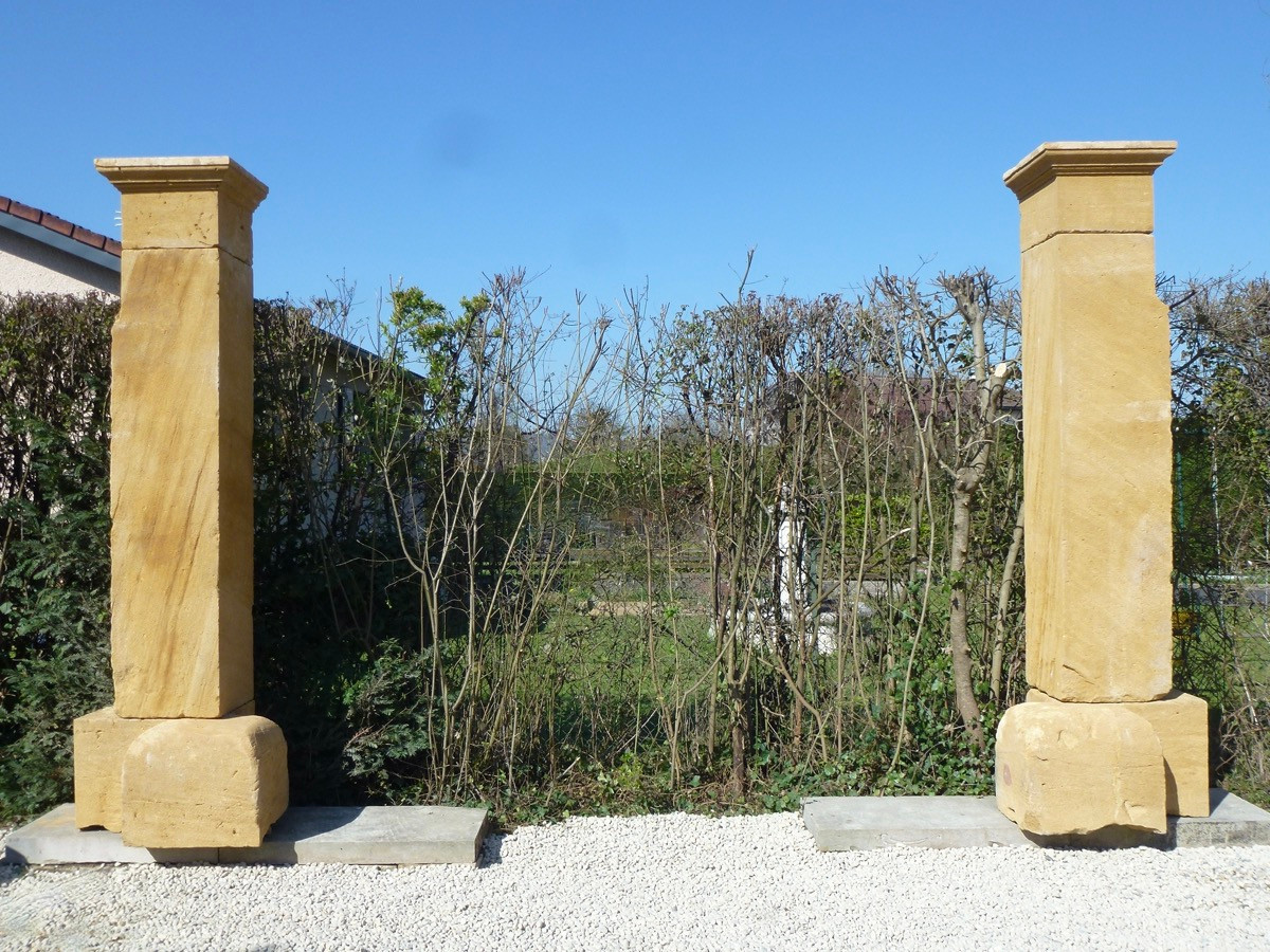 Paire de piliers de portail en pierre beaujolaise XIXe S.