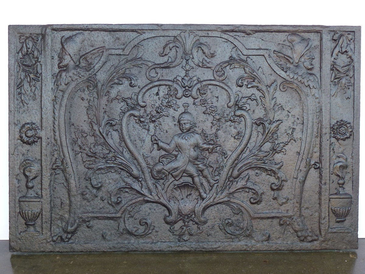 Importante plaque de cheminée allégorie de la fausse rumeur étouffée (120x83 cm)