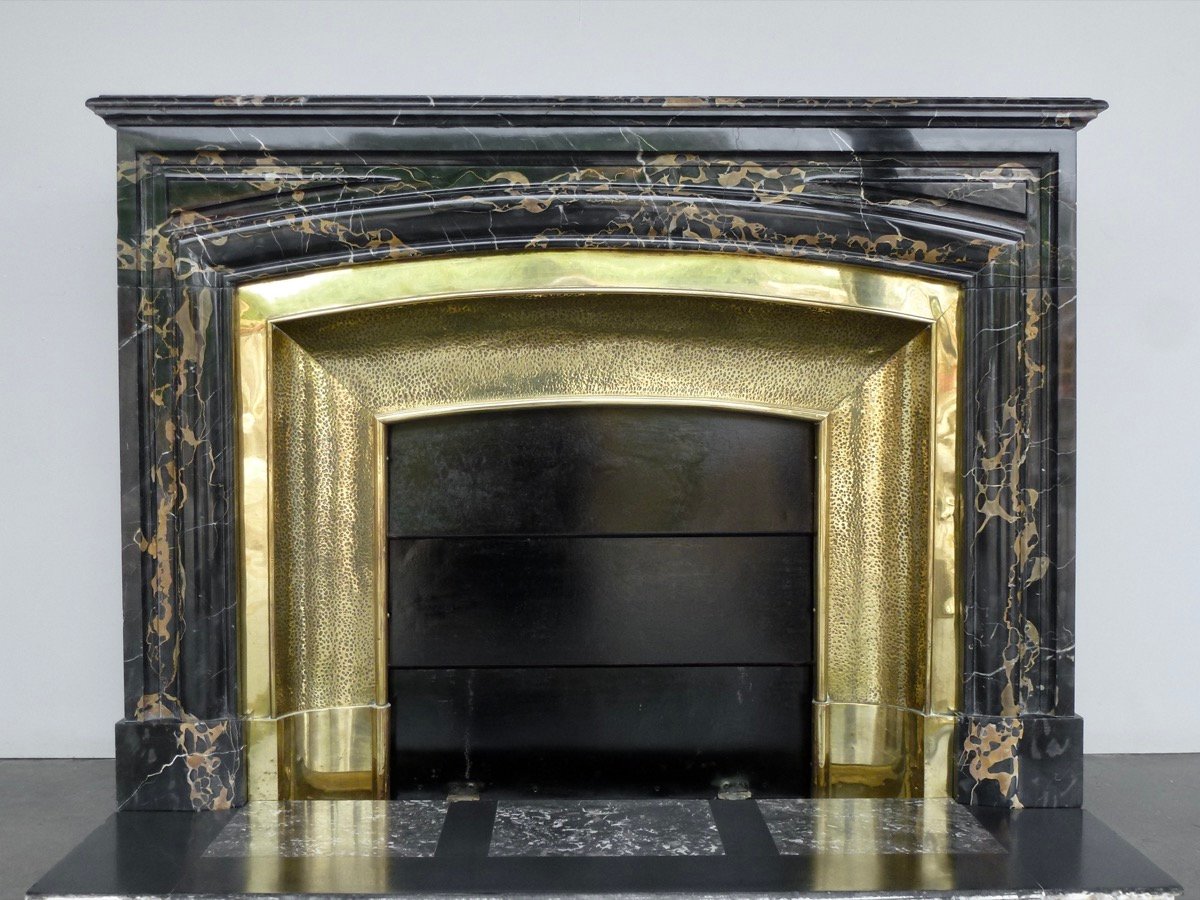 Cheminée en marbre Portor de style Louis XIV