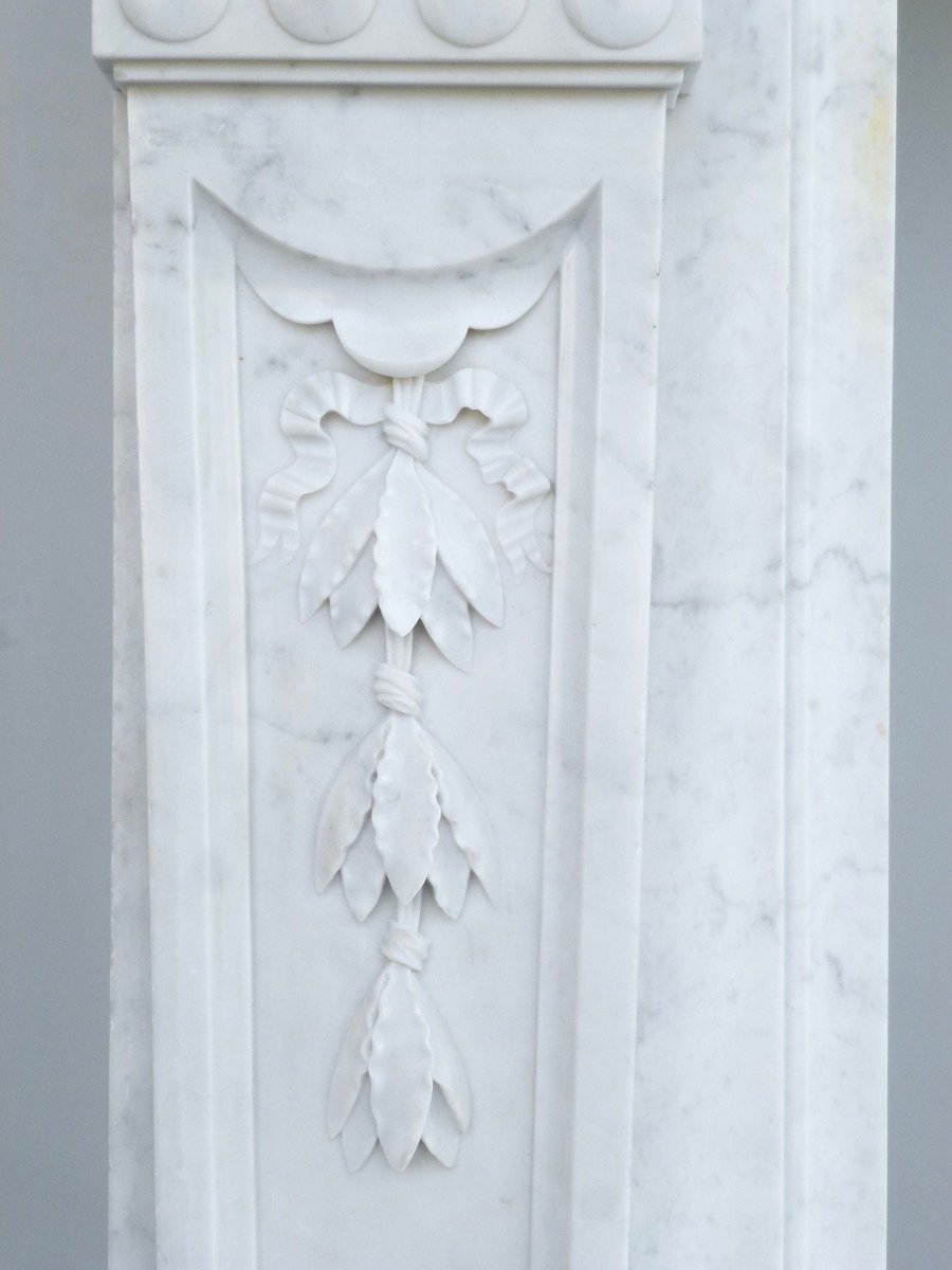 Cheminée en marbre blanc de Carrare demi-statuaire de style Néo-classique-photo-3