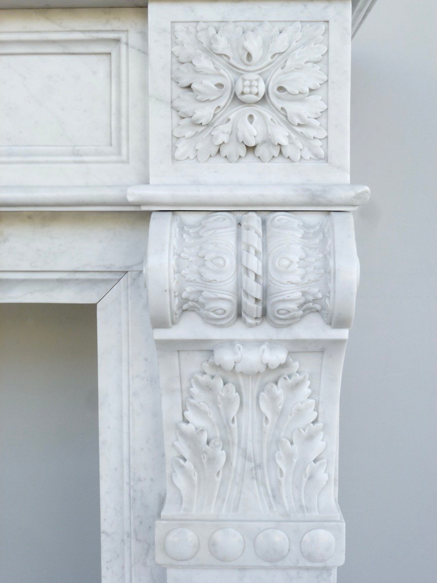 Cheminée en marbre blanc de Carrare demi-statuaire de style Néo-classique-photo-4