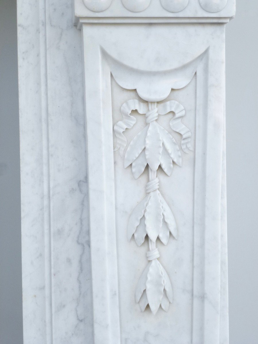 Cheminée en marbre blanc de Carrare demi-statuaire de style Néo-classique-photo-5