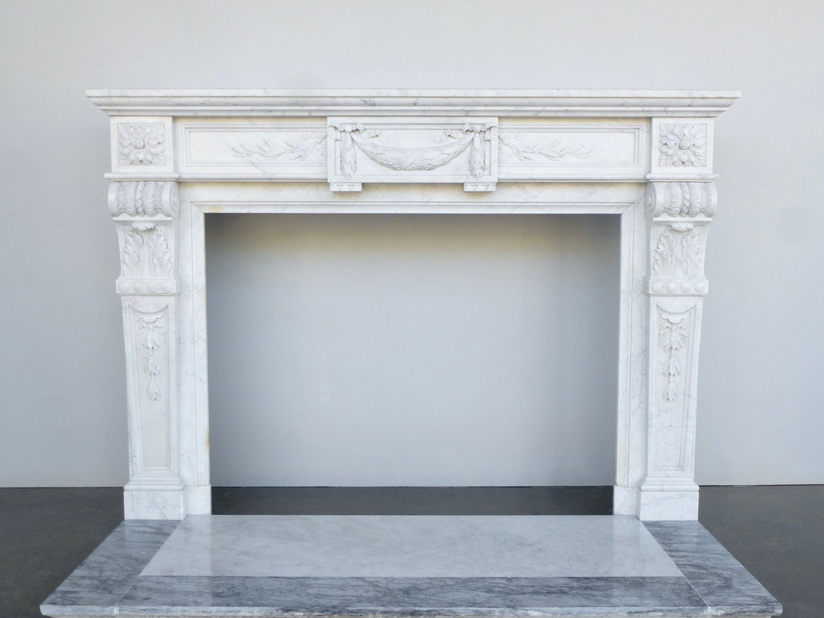 Cheminée en marbre blanc de Carrare demi-statuaire de style Néo-classique