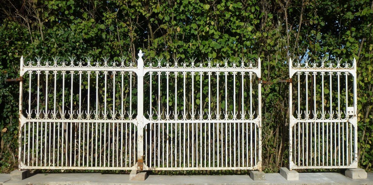 Portail ou grille de 327 cm et son portillon de 94 cm de largeur