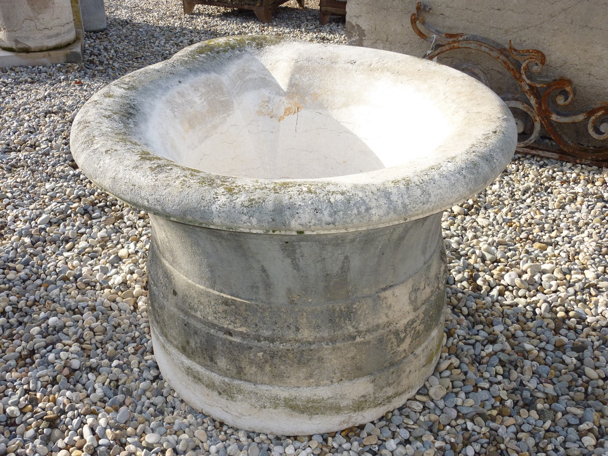 Puits fontaine en pierre dure datant du XIXéme S.-photo-2