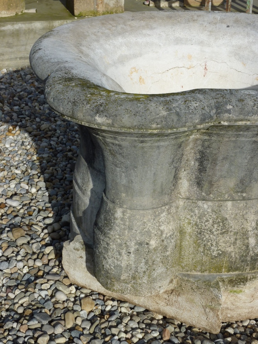 Puits fontaine en pierre dure datant du XIXéme S.-photo-3