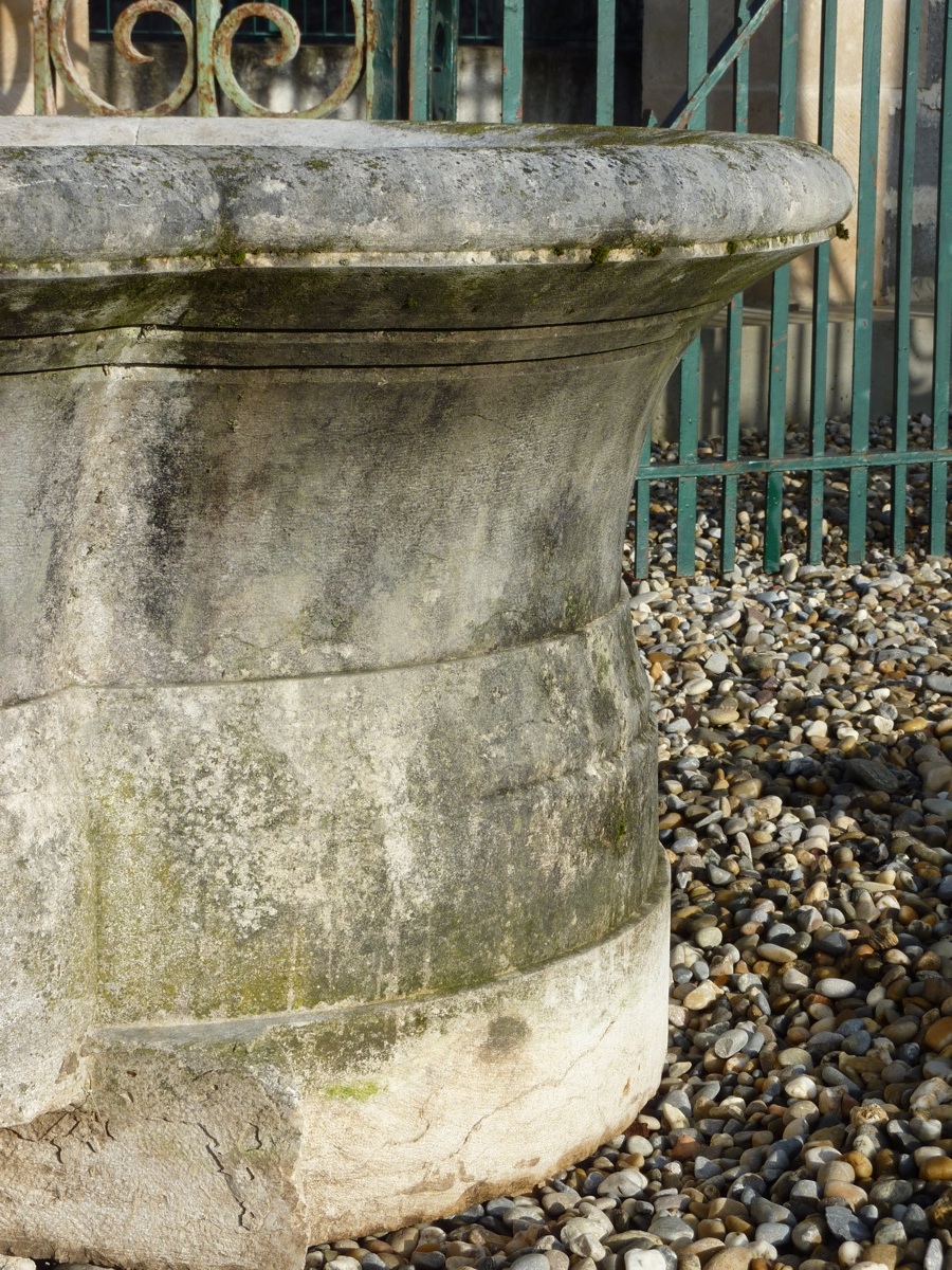Puits fontaine en pierre dure datant du XIXéme S.-photo-1