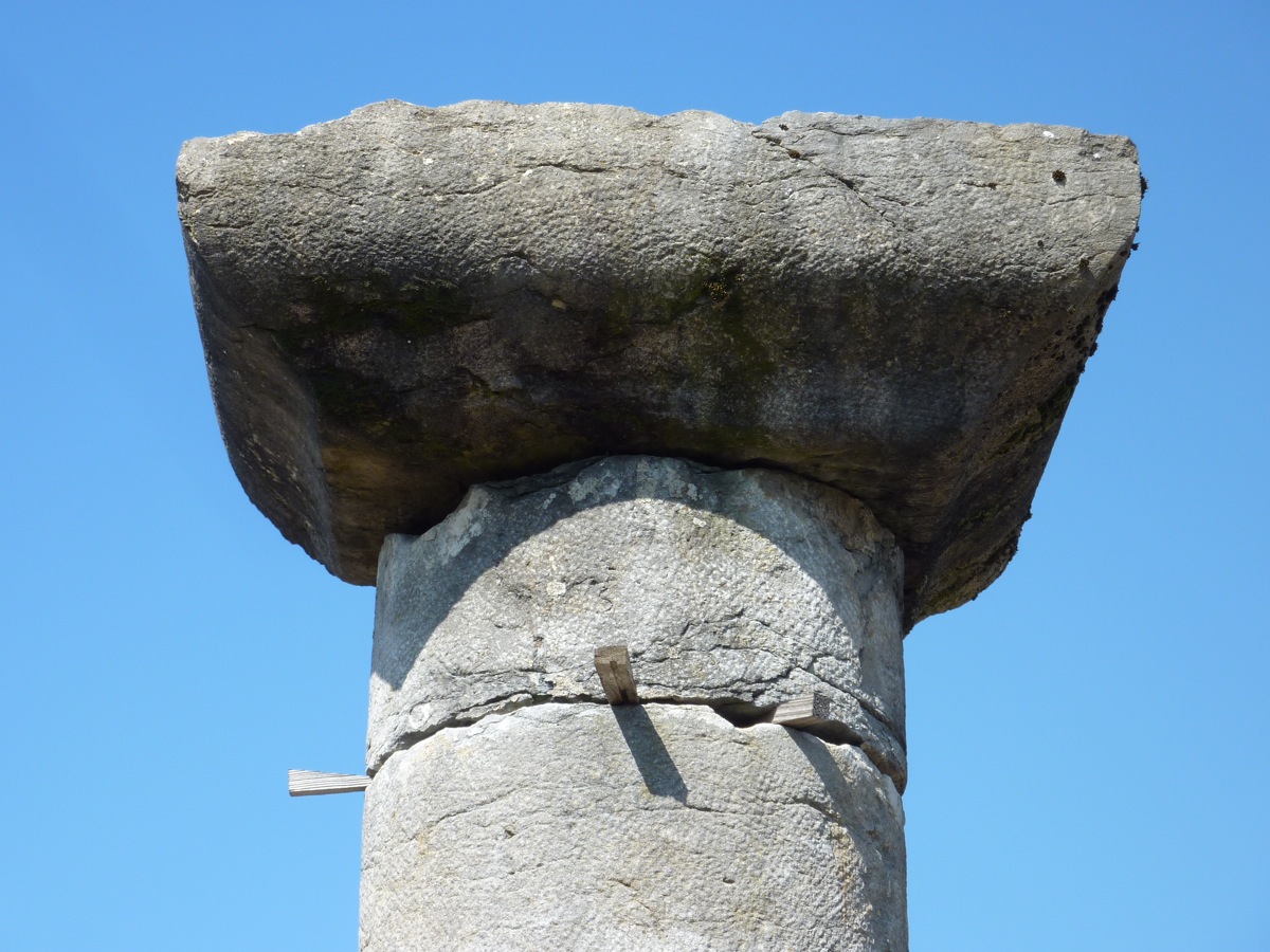 Colonne en pierre datant du XVIIème S.-photo-3