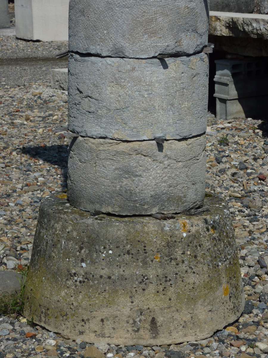 Colonne en pierre datant du XVIIème S.-photo-1