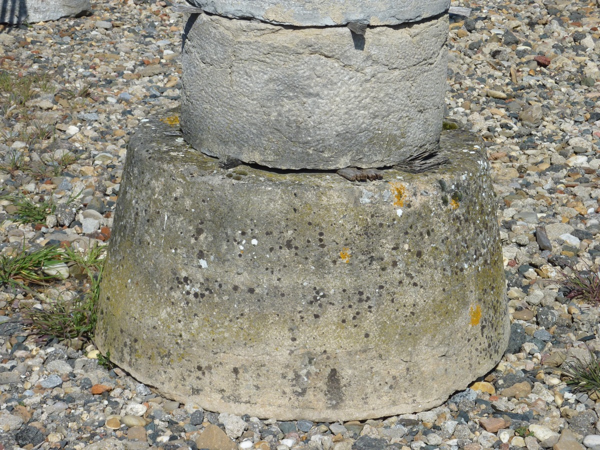 Colonne en pierre datant du XVIIème S.-photo-2