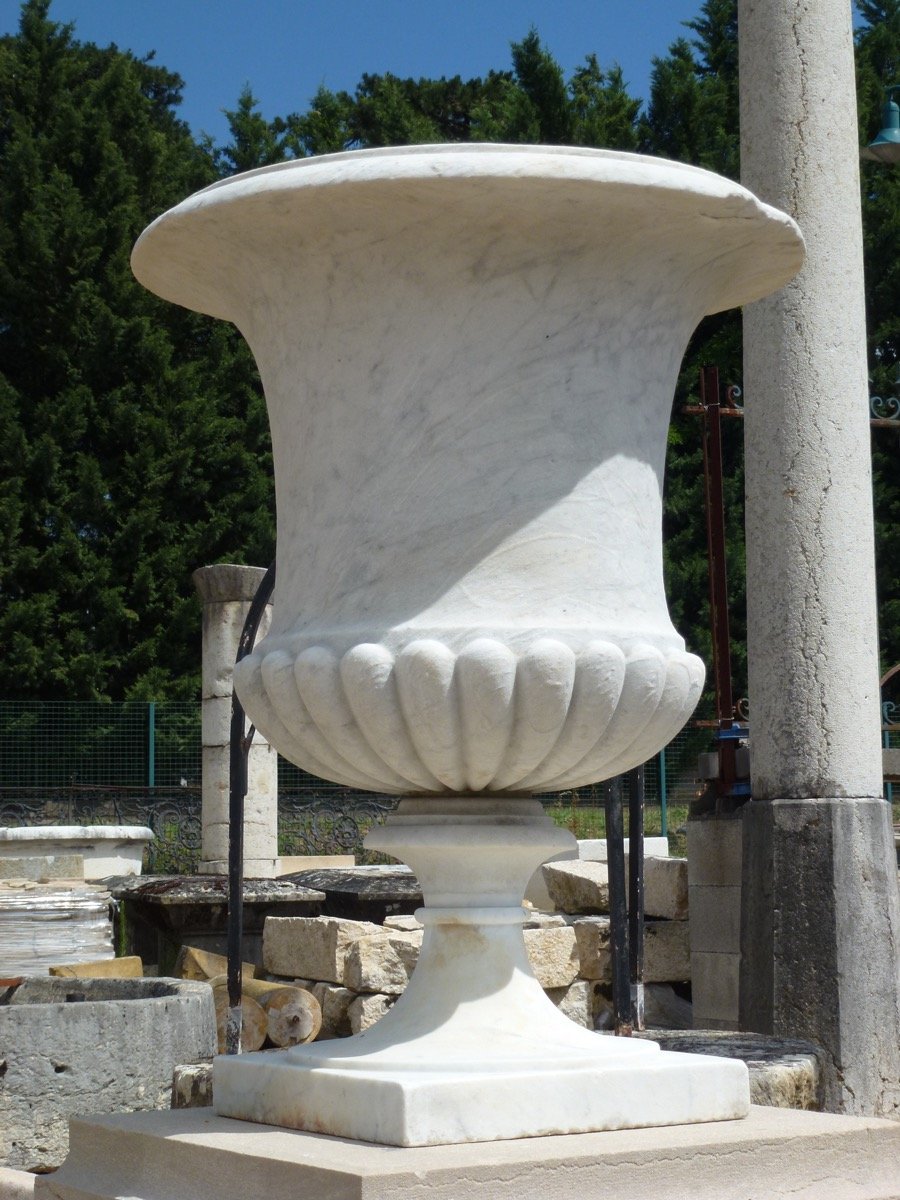 Paire de vases en marbre blanc d'époque XVIIéme S.-photo-2