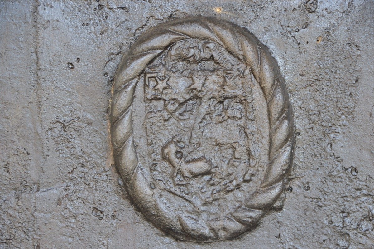Importante plaque de cheminée au temple (111 x 117cm)-photo-2