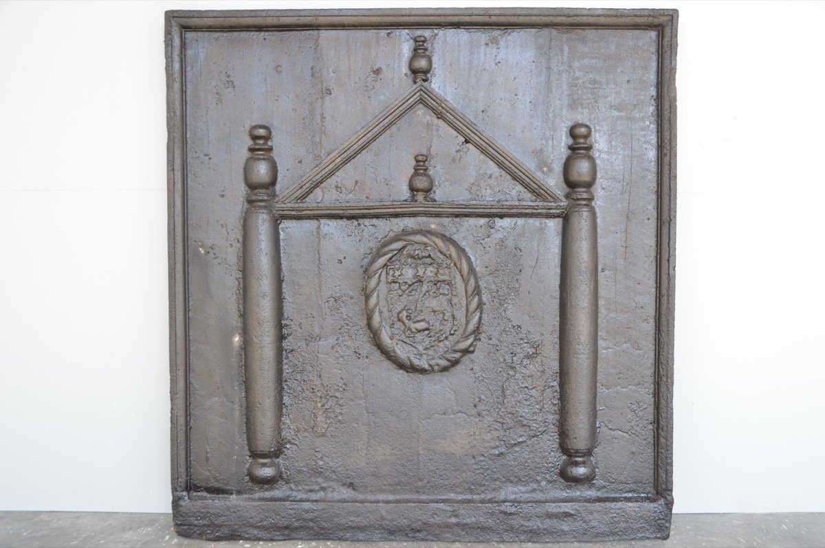Importante plaque de cheminée au temple (111 x 117cm)