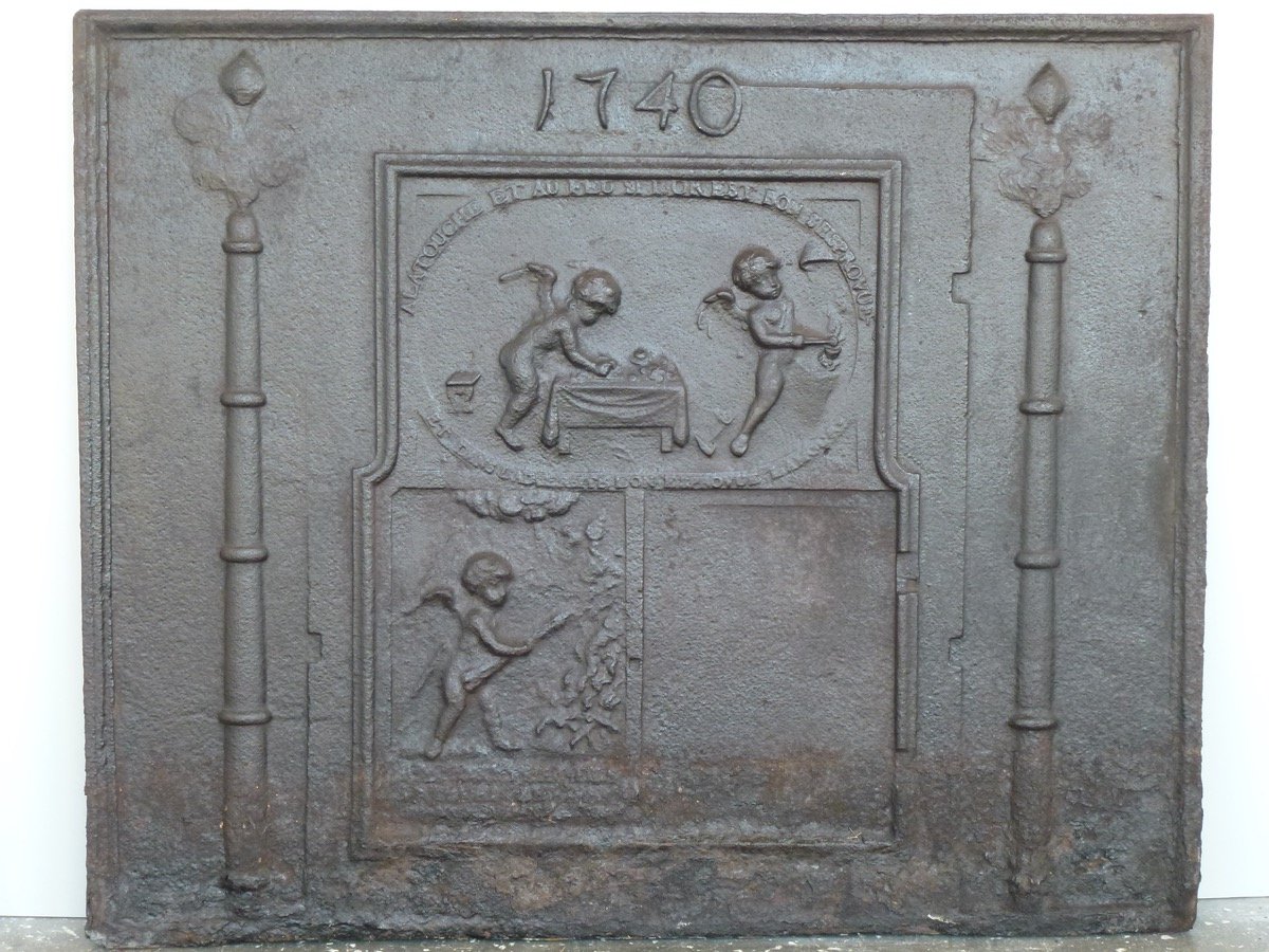 Plaque de cheminée aux angelots aux feux 1740 (97 x 80 cm)