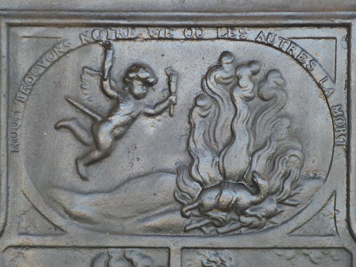 Plaque de cheminée aux angelots aux feux (95 x 81 cm)-photo-2