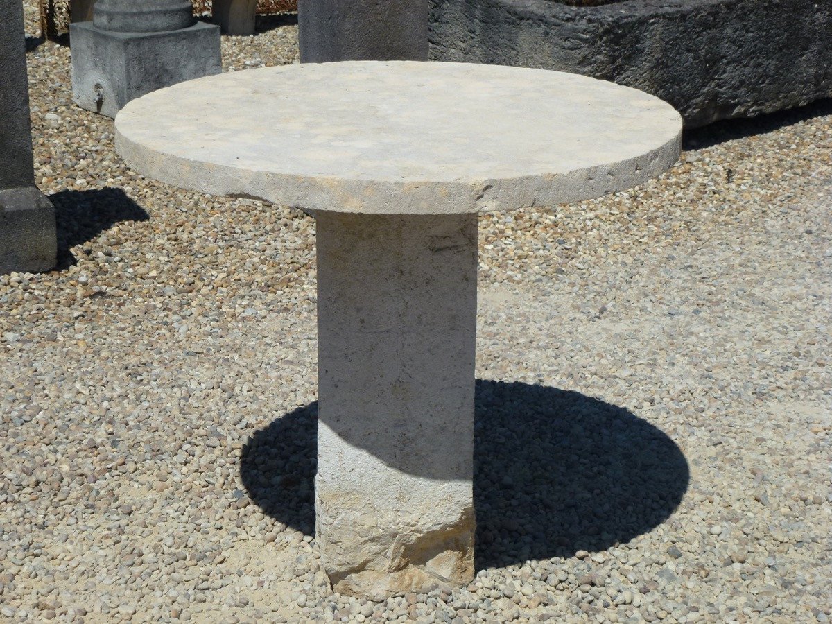 Table ronde de jardin en pierre dure