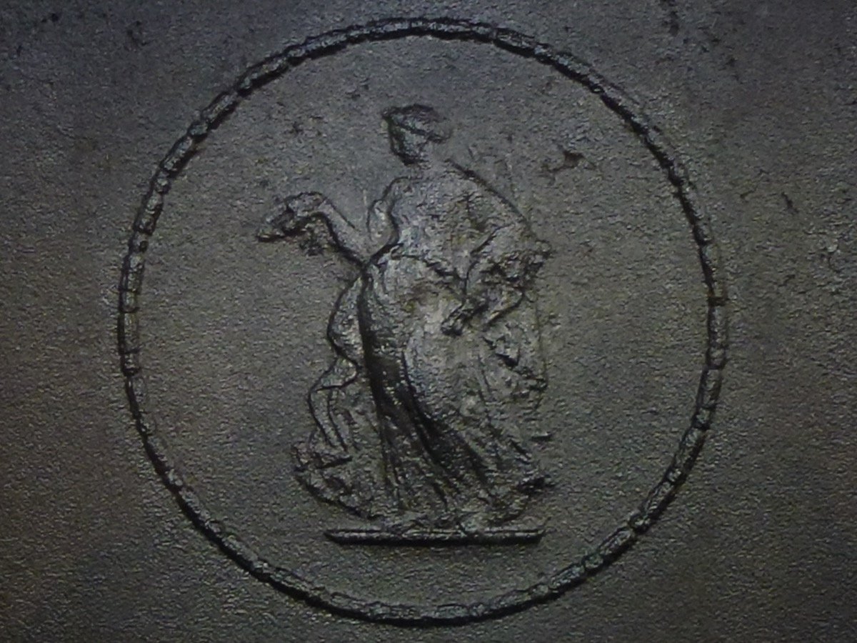 Plaque de cheminée à l'effigie de Demeter (85 x 100 cm)-photo-2